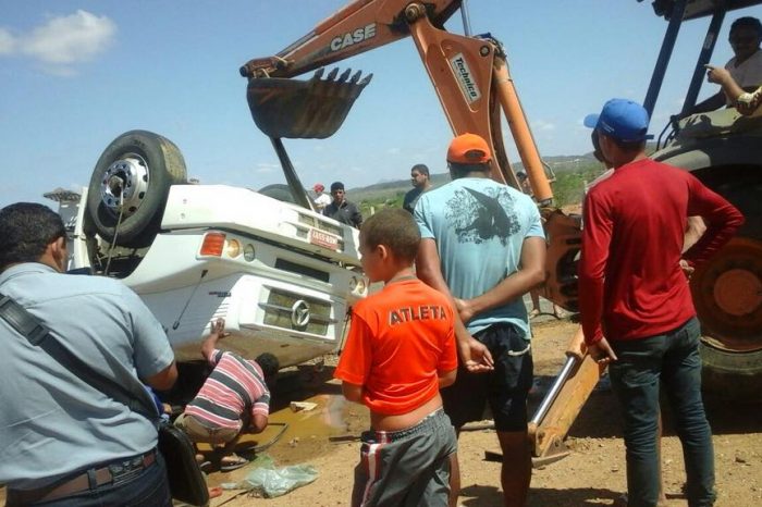 Ex-prefeito de Camalaú fica ferido após colisão entre veículos no Cariri