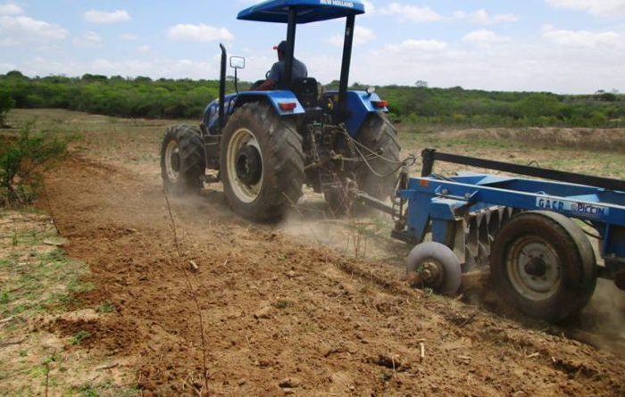 Prefeito de Amparo lança o Programa de Aração de Terras beneficiando agricultores