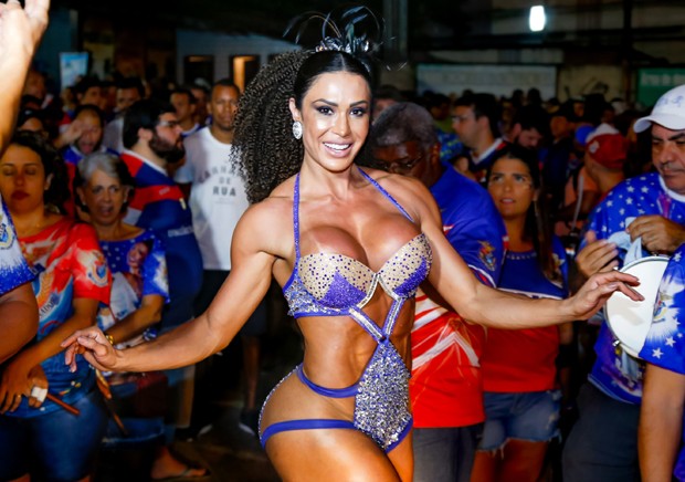 Gracyanne Barbosa abusa da transparência em ensaio carnavalesco