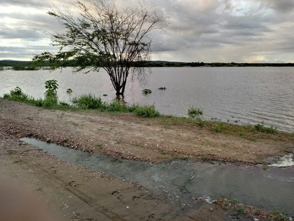 EM TAPEROÁ: Açude ‘Lagoa do Meio’ aumenta volume em 38,4% e é o 13º a sangrar