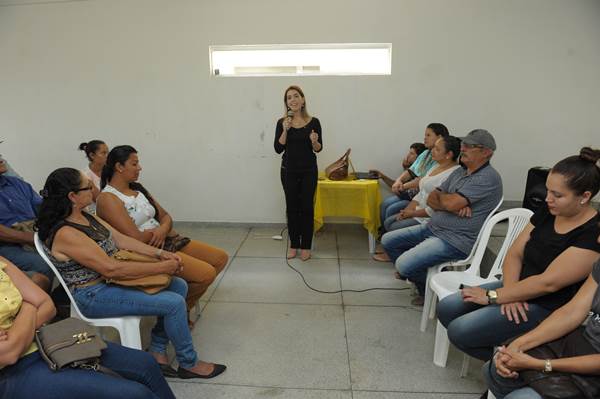 Anna Lorena participa de reunião com produtores vencedores da licitação do PNAE