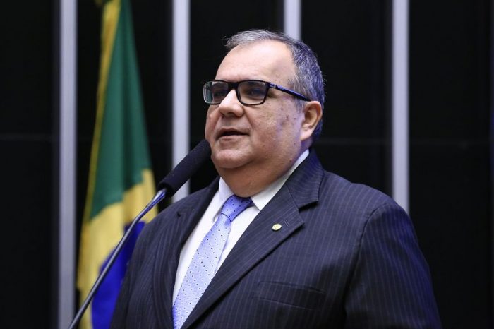 Rômulo pede que ministro retome operação carro-pipa em 12 cidades do Cariri
