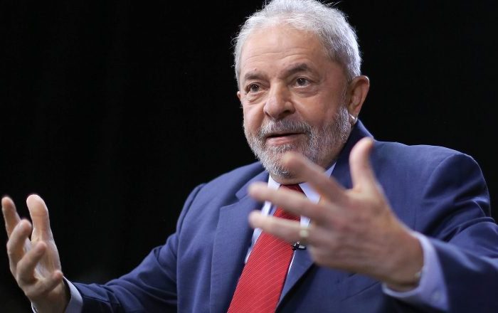 Lula assina intimação e diz: "Não reconheço a legitimidade"