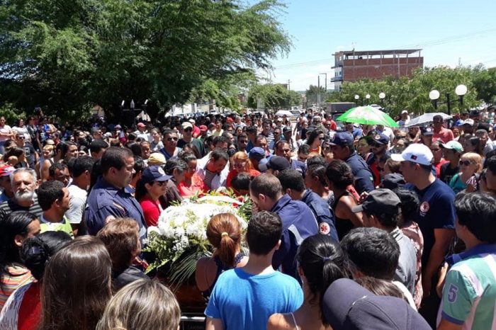 Comoção marca sepultamento de jovem vítima de acidente em Monteiro