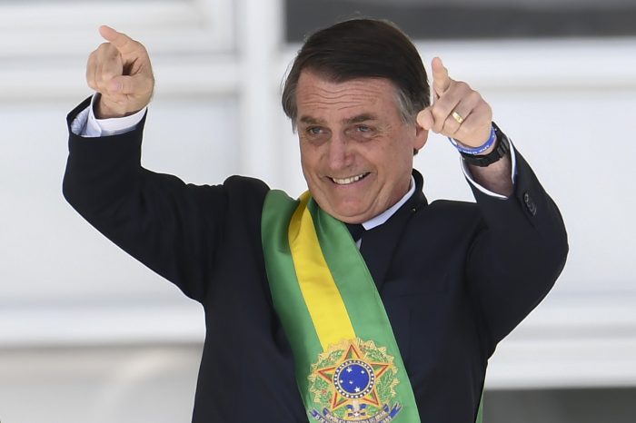 Bolsonaro anuncia fim das lombadas eletrônicas em rodovias federais