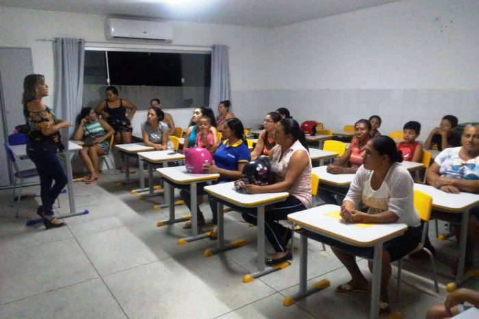 Pais de alunos da Escola Professor Araújo Valença participam de reunião com docentes