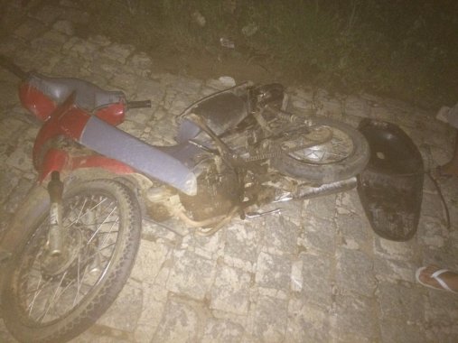 Duas pessoas ficam feridas após colisão entre carro e moto em Monteiro