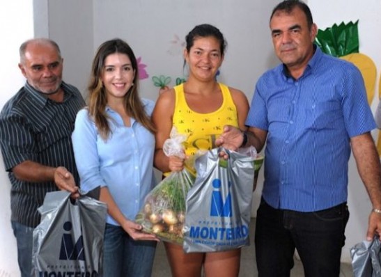 Ação Social: Monteirenses recebem peixes e verduras para Semana Santa
