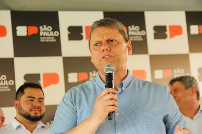 Fux manda Tarcísio explicar lei que anistiou Bolsonaro de multas